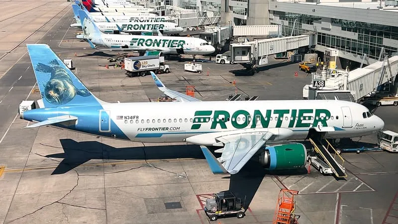 « NOUS NOUS ARRÊTONS SUR LA PISTE, NOUS VENONS DE HEURTER QUELQU’UN »: UN AVION PERCUTE UN PIÉTON AU DÉCOLLAGE DE L’AÉROPORT DE DENVER, AUX ÉTATS-UNIS