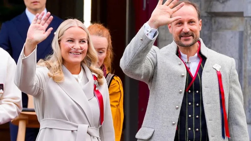 « L’ÉVOLUTION DE SA MALADIE EST GRAVE »: LA PRINCESSE METTE-MARIT DE NORVÈGE PLACÉE SUR LISTE D’ATTENTE POUR UNE GREFFE PULMONAIRE