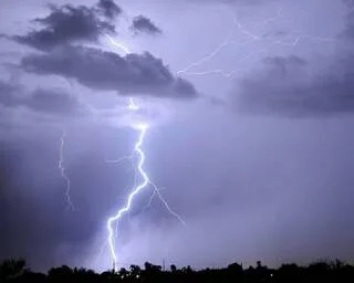MÉTÉO : ORAGES, PLUIE, ÉCLAIRCIES… À QUOI S’ATTENDRE CETTE FIN DE SEMAINE ?