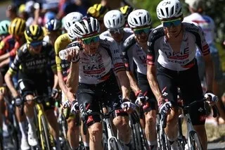 TOUR DE FRANCE. TROIS COUREURS VITE LÂCHÉS, VIRUS QUI TRAÎNE : LES GALÈRES D’UAE EMIRATES – XRG SUR LA 18E ÉTAPE