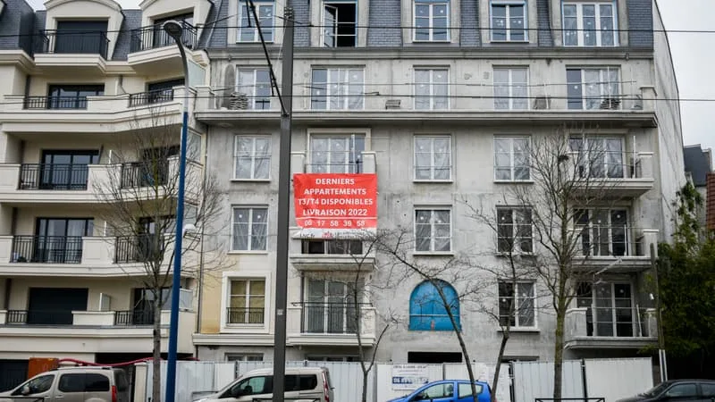 EN RÉGION PARISIENNE, 96% DES LOGEMENTS PRÉSENTENT « UN EXCÉDENT DE PIÈCES »: ALORS QUE LES MÉNAGES SE RÉTRÉCISSENT, LES LOGEMENTS SONT DE PLUS EN PLUS TROP GRANDS POUR LES BESOINS, POINTE UNE ÉTUDE DES PROMOTEURS IMMOBILIERS