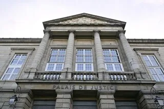 PRÈS DE 250 000 € ET 17 KG DE STUPÉFIANTS SAISIS DANS LES CÔTES-D’ARMOR : QUATRE MEMBRES D’UNE MÊME FAMILLE CONDAMNÉS