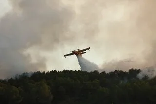 INCENDIES : QUELS SONT LES MOYENS DES POMPIERS POUR LUTTER CONTRE LES FEUX ?
