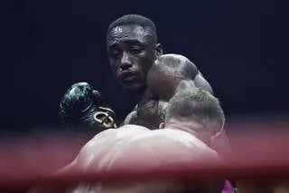 BOXE. INVAINCU EN 19 COMBATS, BAKARY SAMAKÉ SUBIT LA PREMIÈRE DÉFAITE DE SA CARRIÈRE PROFESSIONNELLE FACE À HADRIBEAJ