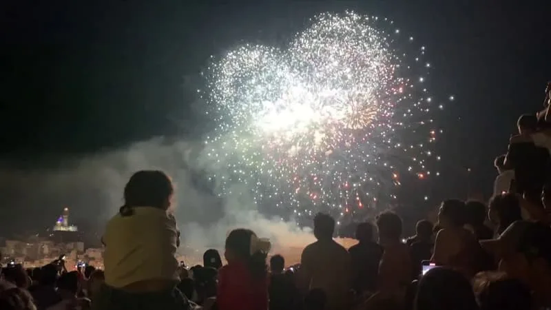 DRONES ET JEUX D’EAU: POUR LES FUTURS 14-JUILLET, LES MAIRIES RÉFLÉCHISSENT À DES ALTERNATIVES AUX FEUX D’ARTIFICE FACE À UNE SÉCHERESSE SANS FIN