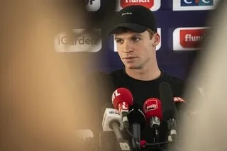 LÉON MARCHAND CONFIRME SA PRÉSENCE AUX CHAMPIONNATS D’EUROPE DE NATATION, SON PROGRAMME INCERTAIN À CAUSE DE SA BLESSURE