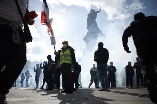 MMA. LE COMBATTANT MATHIS CHEVALIER TOUCHÉ À LA TÊTE PAR UN TIR DE GRENADE LORS DES MANIFESTATIONS DU 17 OCTOBRE