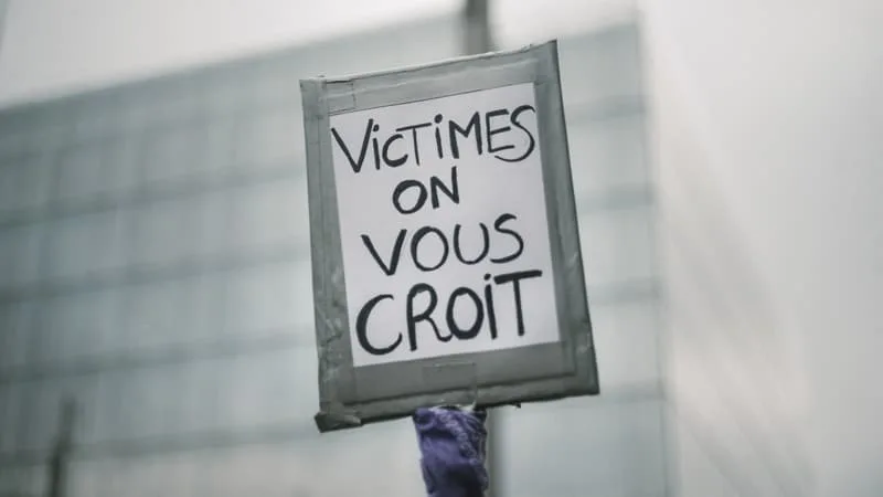 « ELLES AURAIENT DÛ PORTER PLAINTE PLUS TÔT »: LES VICTIMES DE VIOLENCES SEXUELLES CONDAMNÉES À « UNE REMISE EN CAUSE DE LEUR PAROLE »?