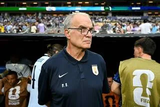 COUPE DU MONDE. « ELLES N’APPORTENT RIEN » : SÉLECTIONNEUR DE L’URUGUAY, MARCELO BIELSA DÉMONTE LES PAUSES FRAÎCHEUR