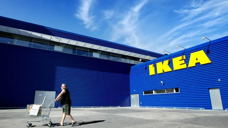 IKEA SUPPRIME 850 EMPLOIS DANS LE MONDE DONT 300 EN SUÈDE POUR « SIMPLIFIER » SON ORGANISATION ET ÊTRE CAPABLE DE « PROPOSER DES PRIX PLUS BAS AUX CLIENTS »