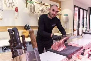 CHEF D’ENTREPRISE À 22 ANS, CHAMPION DU MONDE À 24, IL VALORISE LA VIANDE, LE TRAVAIL DES ÉLEVEURS ET SON MÉTIER