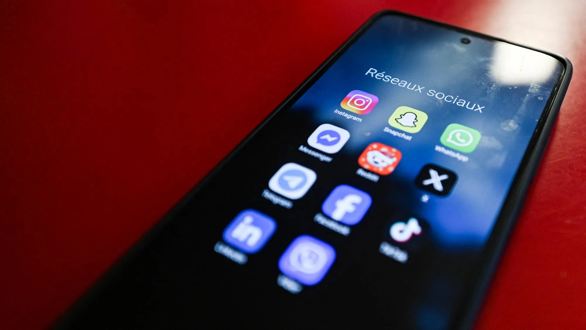 L’INTERDICTION DES RÉSEAUX SOCIAUX AUX MOINS DE 15 ANS SERA-T-ELLE VRAIMENT APPLICABLE DÈS LA RENTRÉE ?