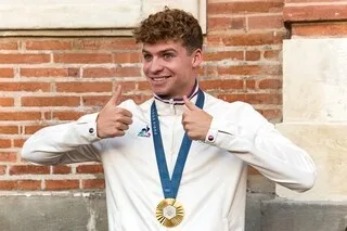 « JE NE SAIS MÊME PAS OÙ ELLE EST ! » : LA FOLLE ANECDOTE DE LÉON MARCHAND QUI AVAIT PERDU UNE MÉDAILLE D’OR DES JO 2024