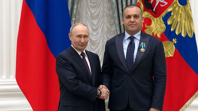« QUELQU’UN QUI SERT LES INTÉRÊTS DU KREMLIN »: UMAR KREMLEV, L’OLIGARQUE PROCHE DE VLADIMIR POUTINE QUI A FINANCÉ LE MARIAGE DU FILS DE DONALD TRUMP
