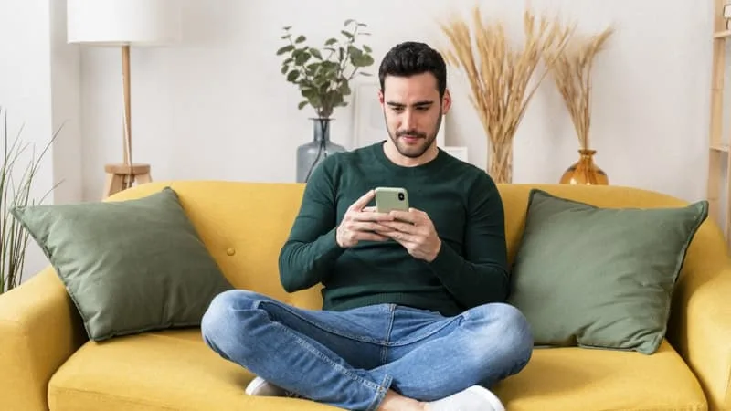 UN « CHOC TECHNOLOGIQUE MONDIAL COMMUN »: DEUX ÉTUDES DÉSIGNENT LE SMARTPHONE COMME UNE DES CAUSES DE LA BAISSE DE LA NATALITÉ À TRAVERS LE MONDE