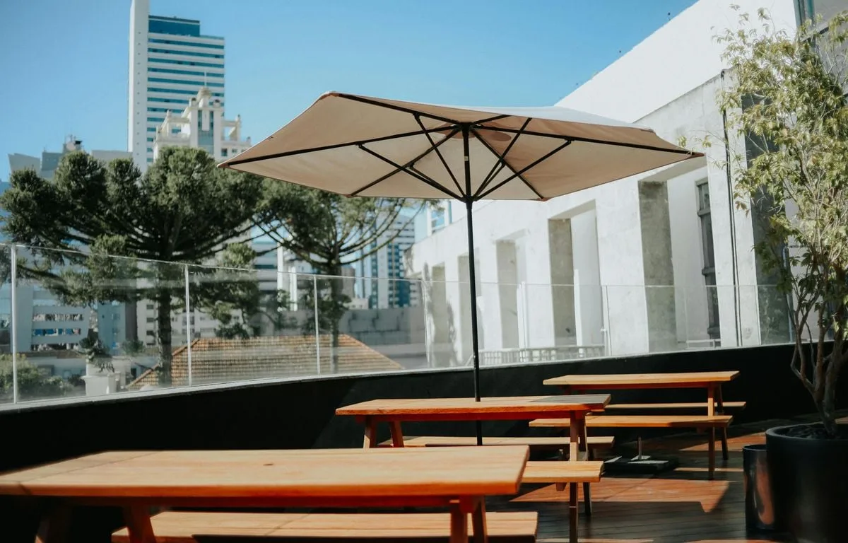 ETATS-UNIS : UNE FEMME MEURT À LA TERRASSE D’UN RESTAURANT, PERCUTÉE PAR UN PARASOL EMPORTÉ PAR UNE RAFALE DE VENT