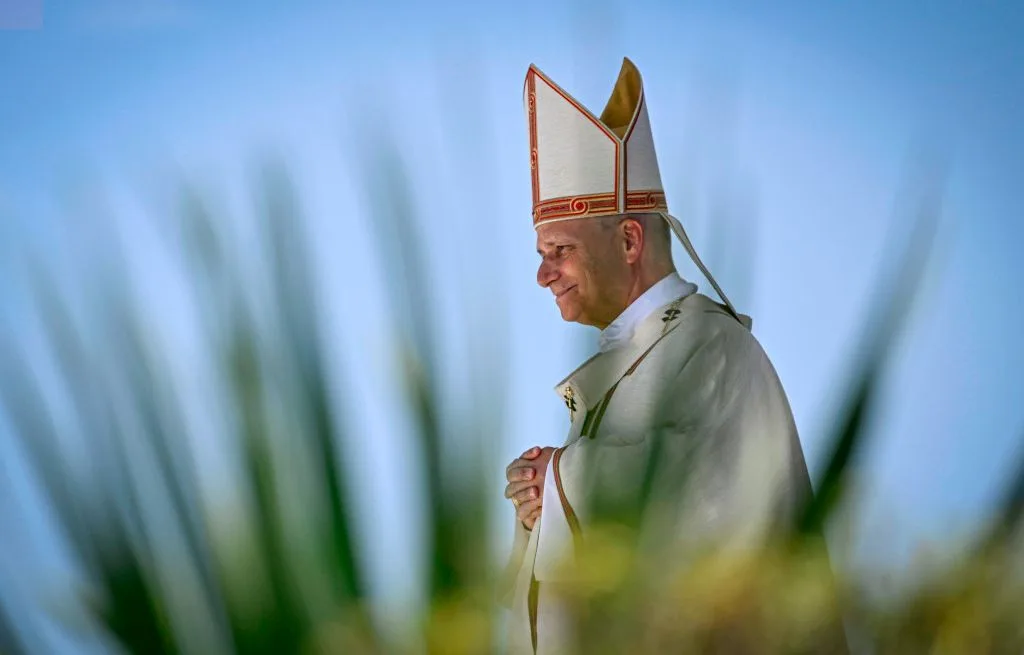 LE PAPE LÉON XIV S’AMUSE DE SA RIVALITÉ AVEC BAD BUNNY : « BEAUCOUP IRAIENT VOIR LE CHANTEUR PLUTÔT QUE LE PAPE »