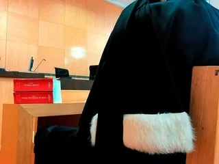 UN EX-FACTEUR DE LA POSTE CONDAMNÉ À TRENTE ANS DE PRISON POUR VIOL AVEC ARME AU DOMICILE DE LA VICTIME