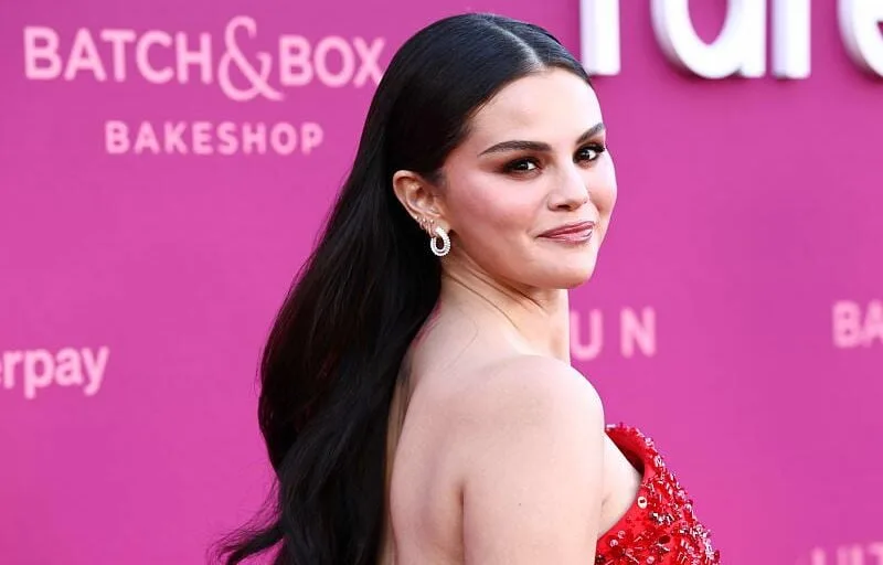 SELENA GOMEZ MET EN GARDE CONTRE LA CIGARETTE ÉLECTRONIQUE, QUI AURAIT CHANGÉ SA VOIX