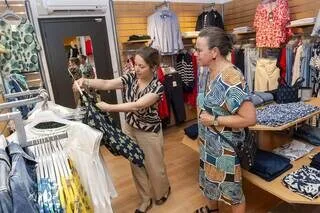 REPORTAGE. « LEURS ROBES NE COLLENT PAS AUX FESSES, ELLES » : COMMENT LES BOUTIQUES RURALES DE PRÊT-À-PORTER RÉSISTENT
