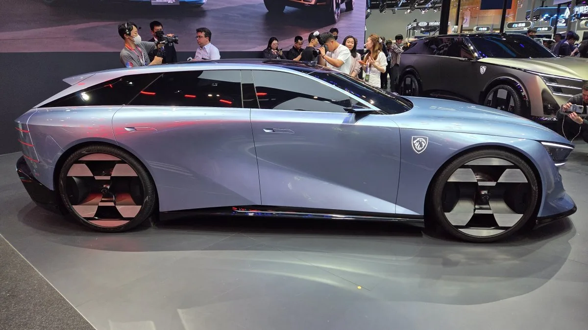 « PEUGEOT A UNE CARTE À JOUER » : LE PATRON DU DESIGN PEUGEOT NOUS EXPLIQUE POURQUOI LA MARQUE REVIENT EN CHINE AVEC CES DEUX VOITURES ÉLECTRIQUES HORS NORMES