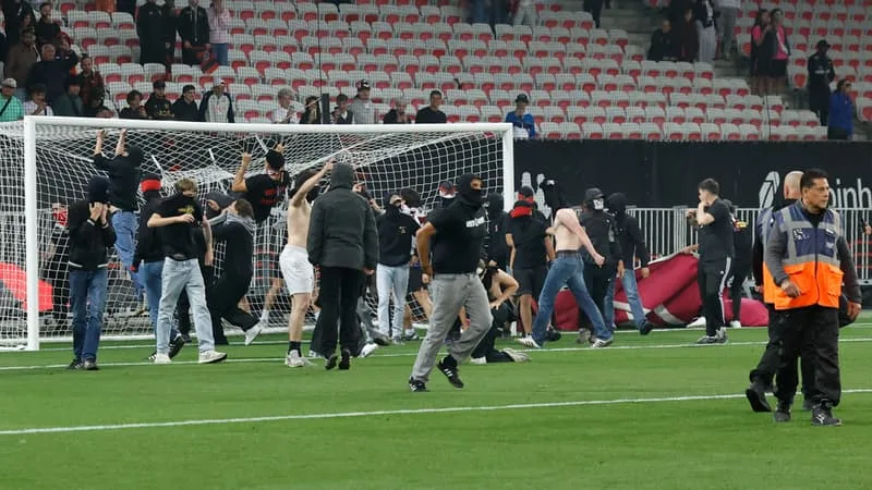 « QUAND ON DOIT SUPPORTER UNE ÉQUIPE, ON VA JUSQU’AU BOUT »: NICE EN BARRAGE CONTRE SAINT-ETIENNE, DES SUPPORTERS NIÇOIS ENVAHISSENT LE TERRAIN POUR EXPRIMER LEUR COLÈRE
