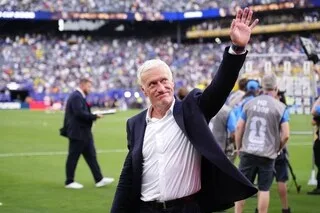 « CE GESTE ME TOUCHE BEAUCOUP » : LA SOIRÉE CHARGÉE DE DIDIER DESCHAMPS, ÉMU PAR L’HOMMAGE DES BLEUS