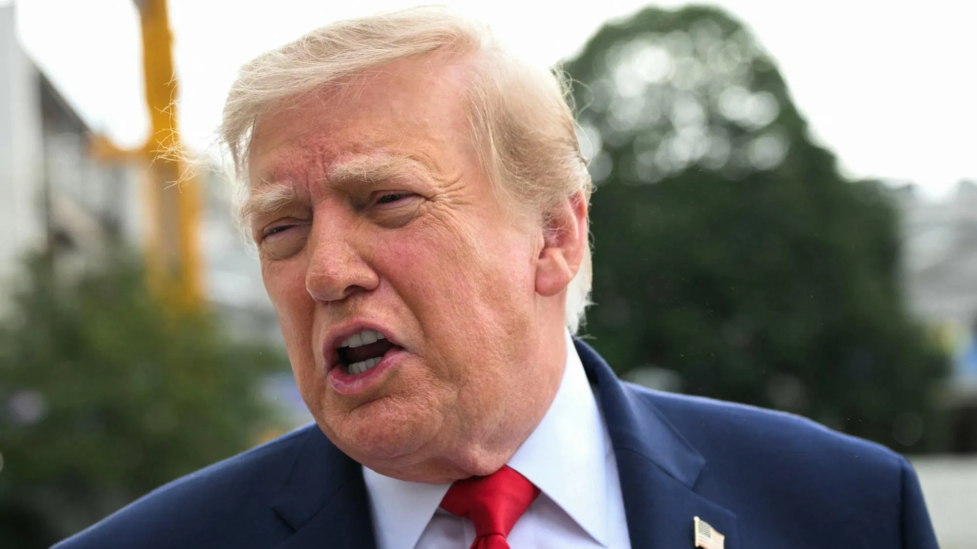 TRUMP EN RAJOUTE UNE COUCHE CONTRE ZELENSKY QU’IL « N’AIME PAS TROP », ET ENCENSE POUTINE