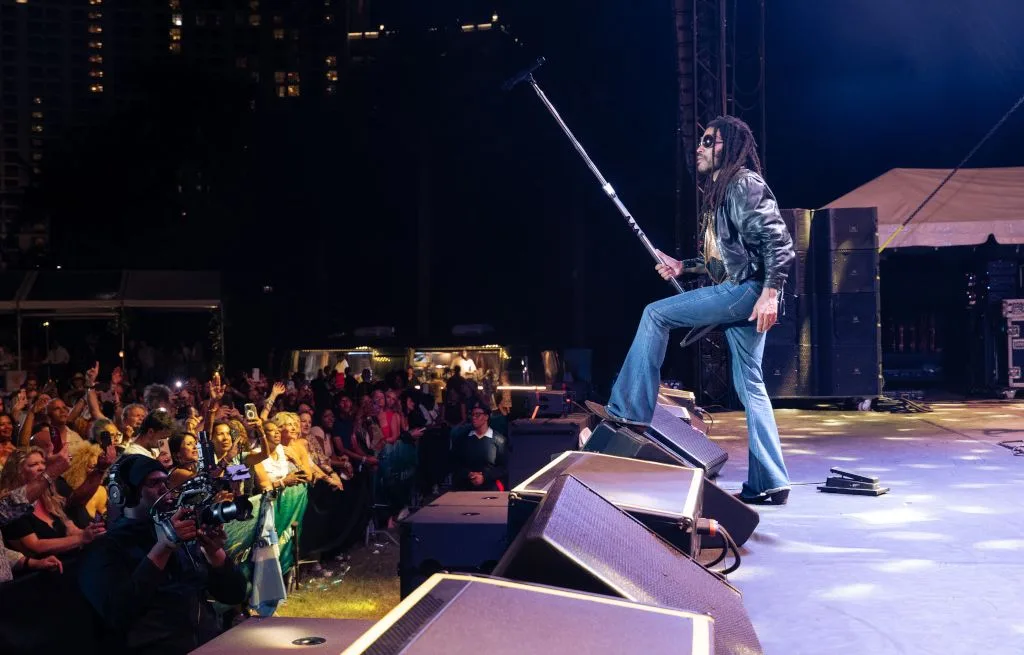 LENNY KRAVITZ EXPLIQUE ENFIN POURQUOI IL FAIT DU SPORT EN PANTALON EN JEAN OU EN CUIR