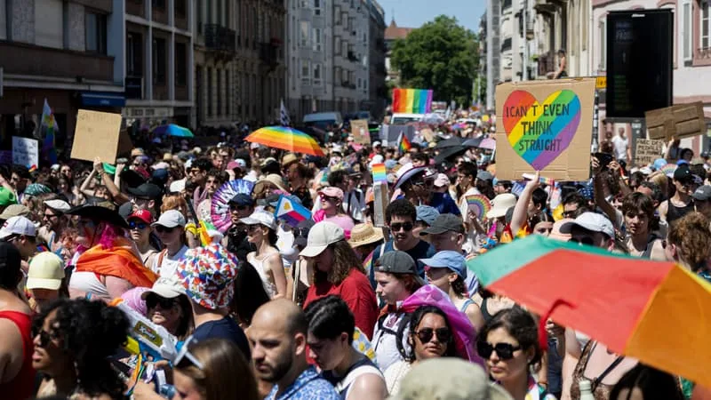 « LE DROIT D’ÊTRE SOI »: DES MILLIERS DE PERSONNES RASSEMBLÉES À STRASBOURG POUR SOUTENIR LA COMMUNAUTÉ LGBT+