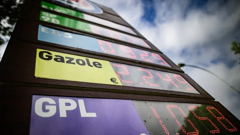 LA FLAMBÉE DE L’ESSENCE N’A « RIEN RAPPORTÉ » À L’ÉTAT: LE GOUVERNEMENT ANNONCE QUE LES RECETTES FISCALES LIÉES AUX CARBURANTS ONT MÊME BAISSÉ DE 80 MILLIONS D’EUROS DE JANVIER À JUIN 2026
