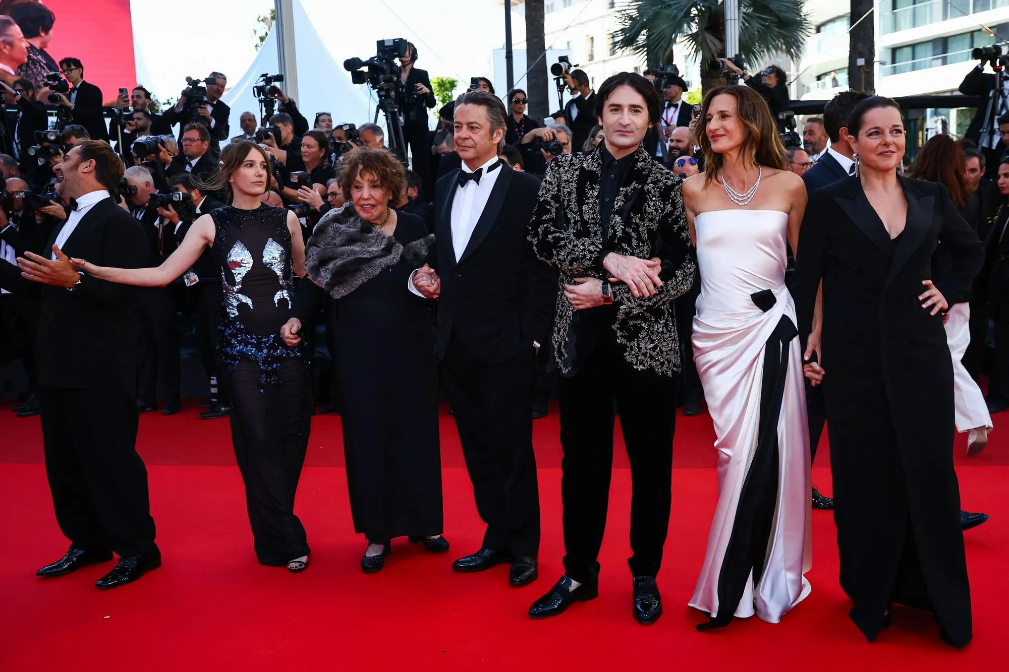 AU FESTIVAL DE CANNES, L’ÉQUIPE DE « DIX POUR CENT » A MONTÉ LES MARCHES ET CE N’ÉTAIT PAS POUR UNE SCÈNE