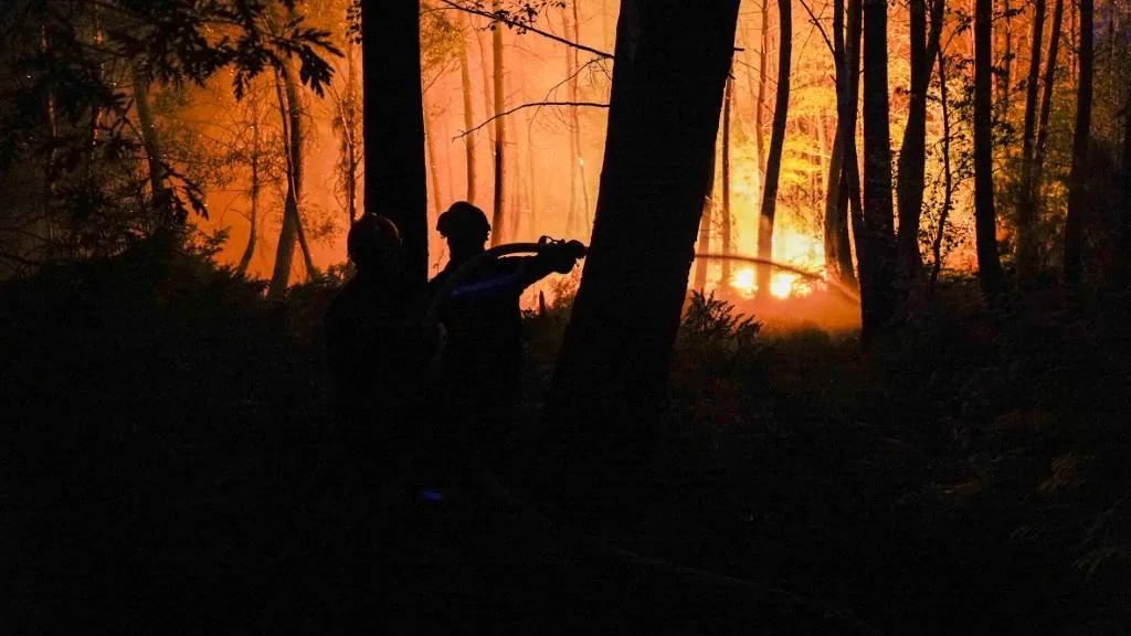 INCENDIE EN GIRONDE : LE MAIRE DE LÈGE-CAP-FERRET MET EN GARDE LES BÉNÉVOLES QUI VEULENT « JOUER AUX POMPIERS »