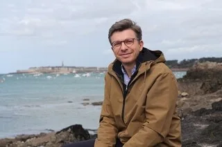 « LA LUMIÈRE CHANGE TOUT LE TEMPS, LES COULEURS AUSSI » : CE DESSINATEUR DE BD RACONTE POURQUOI DINARD L’A SÉDUIT