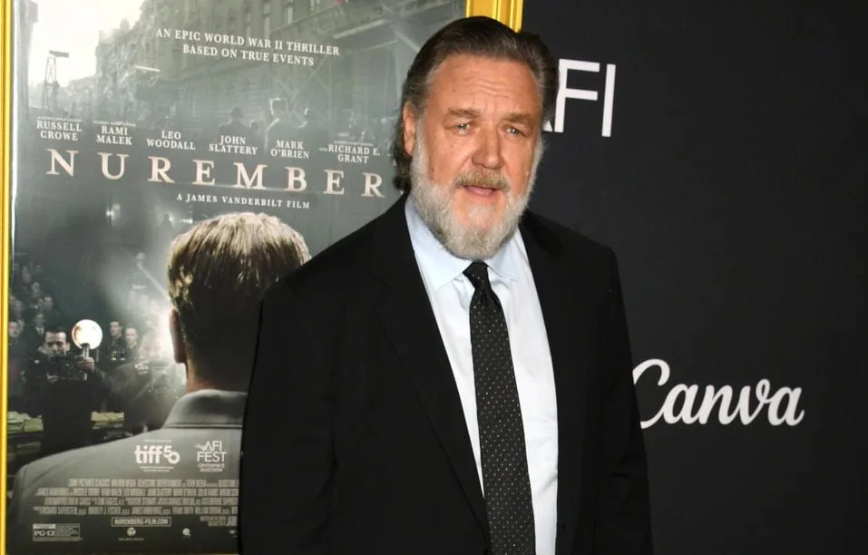 RUSSELL CROWE DEMANDE AUX FANS SUREXCITÉS DE GARDER LEUR CALME SUR LE PARVIS DE SON HÔTEL PARISIEN