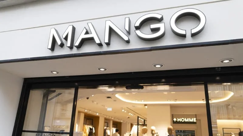 EMMANUEL MACRON LEUR A DIT « GRACIAS »: DANS UN SECTEUR DE L’HABILLEMENT SINISTRÉ, L’ESPAGNOL MANGO FAIT MIEUX QUE RÉSISTER ET VA OUVRIR 45 MAGASINS EN FRANCE (700 EMPLOIS À LA CLÉ)