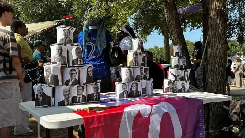 UN CHAMBOULE-TOUT AVEC LES VISAGES DE FIGURES DE DROITE ET D’EXTRÊME DROITE ORGANISÉ LORS D’UN ÉVÈNEMENT DE LFI FAIT POLÉMIQUE EN NORMANDIE