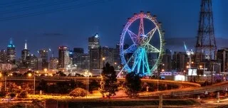 LE DERNIER VŒU D’UNE MÈRE ATTEINTE D’UN CANCER : VOIR SA FILLE MALADE RALLUMER LA GRANDE ROUE QUI ILLUMINAIT SON HÔPITAL