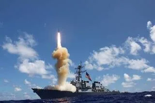 GUERRE EN IRAN : LES ARSENAUX AMÉRICAINS SE VIDENT, LA COURSE AU RÉARMEMENT LANCÉE