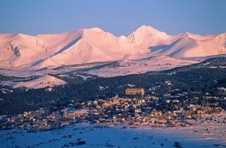 INSPIRÉS PAR UN CÉLÈBRE YOUTUBEUR, SIX ADOS SANS EXPÉRIENCE EN MONTAGNE SE LANCENT DANS L’ASCENSION D’UN SOMMET