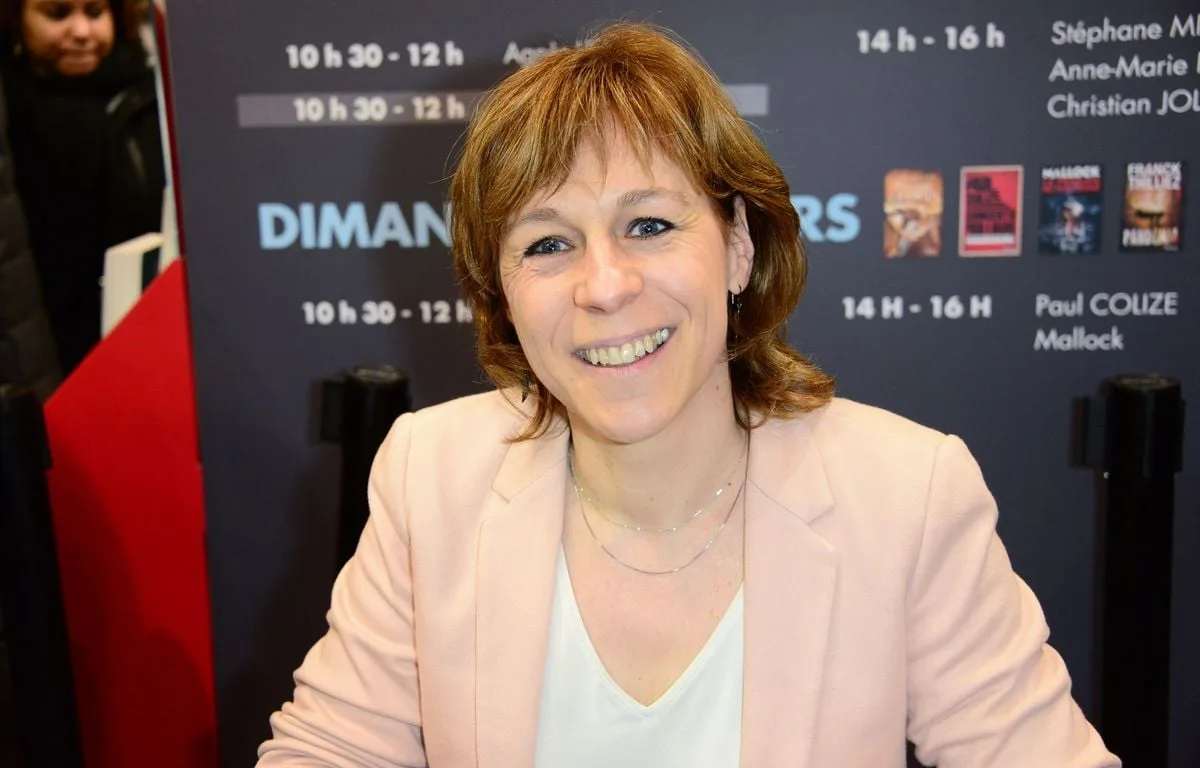 OPPOSÉE À LA LOI D’URGENCE AGRICOLE, LA ROMANCIÈRE À SUCCÈS AGNÈS LEDIG REND SA LÉGION D’HONNEUR