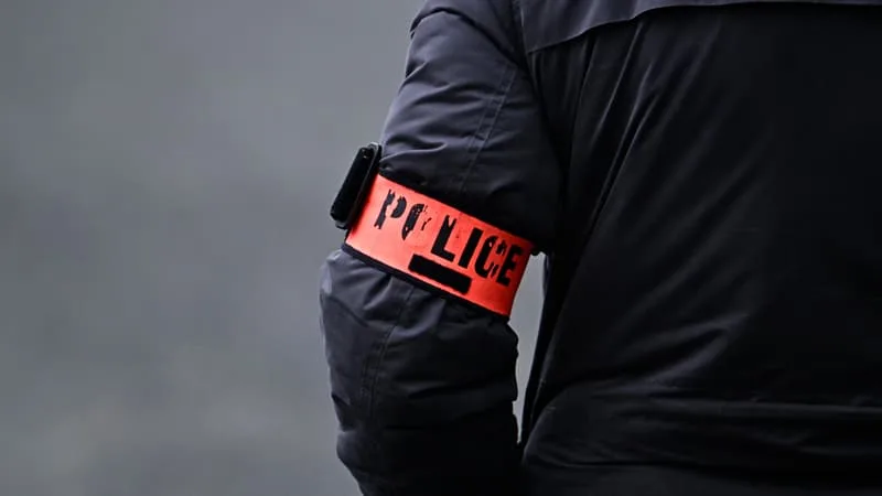 UN POLICIER BLESSE GRIÈVEMENT SA COMPAGNE PAR BALLE À PARIS, IL AFFIRME QU’IL S’AGIT D’UN ACCIDENT