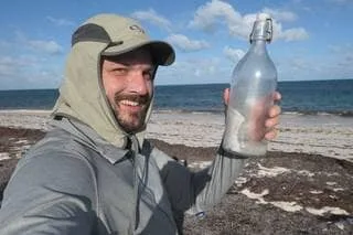 « JE L’AI OUVERTE ET TOUT UN MONDE EST REMONTÉ À LA SURFACE » : CE CHASSEUR DE TRÉSORS TRAQUE LES BOUTEILLES À LA MER