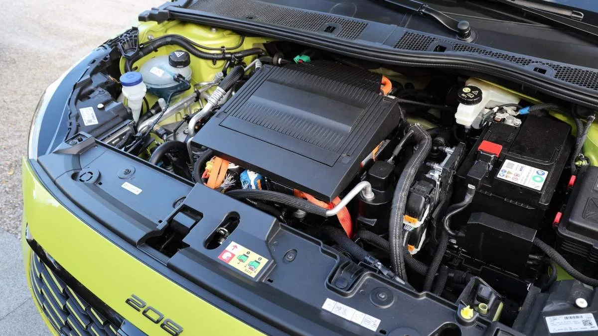 LA FUTURE PEUGEOT 208 ÉLECTRIQUE CACHE UN SECRET CHINOIS SURPRENANT SOUS SON CAPOT