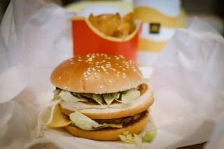 COMBIEN D’INGRÉDIENTS DANS LE BIG MAC ? VOICI CE QUE CONTIENT LE BURGER CULTE DE CHEZ MCDONALD’S
