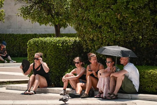 PLANTATIONS D’ARBRES, LOCAUX CLIMATISÉS : COMMENT ATHÈNES TENTE DE S’ADAPTER AU RÉCHAUFFEMENT