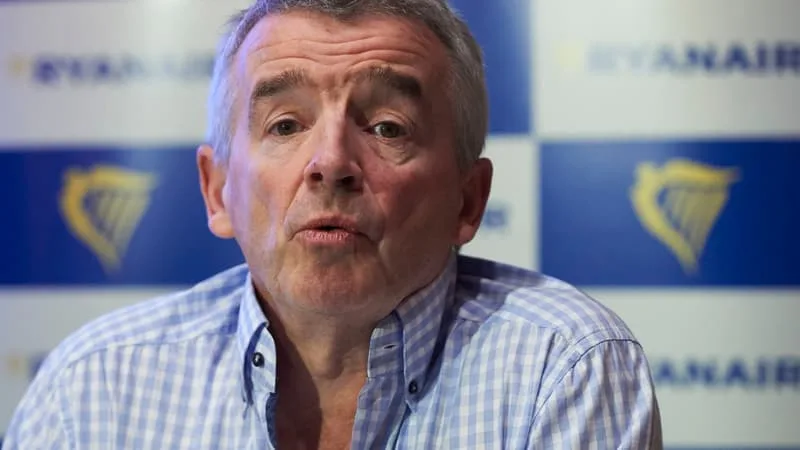 « QUI A BESOIN DE BOIRE DE LA BIÈRE À 5 OU 6 HEURES? »: FACE À LA RECRUDESCENCE DE PASSAGERS PERTURBATEURS, LE PATRON DE RYANAIR RÉCLAME L’INTERDICTION DE L’ALCOOL TÔT LE MATIN DANS LES AÉROPORTS