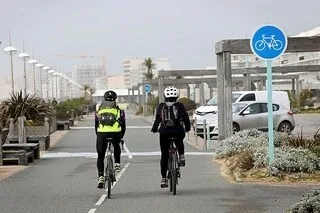 À VÉLO, EST-ON OBLIGÉ D’EMPRUNTER LES PISTES CYCLABLES LORSQU’ELLES EXISTENT ?
