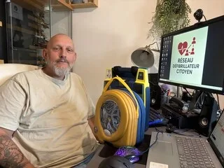 « LE CHEVAL COURAIT TOUT SEUL » : COMMENT CES OUVRIERS ONT SAUVÉ LA VIE D’UN JOCKEY VICTIME D’UNE CRISE CARDIAQUE