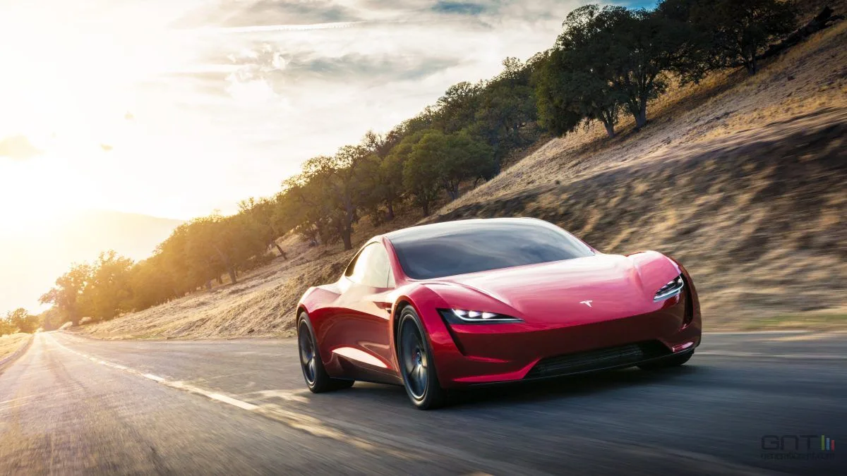 APRÈS NEUF ANS D’ATTENTE, LE TESLA ROADSTER A ENFIN… UN LOGO